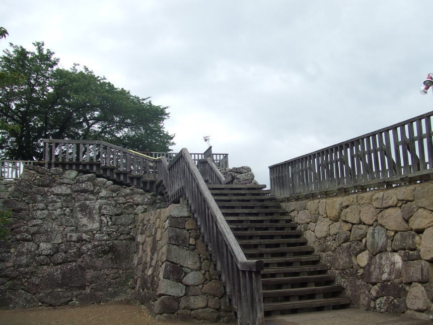 北西隅櫓跡に登る階段
