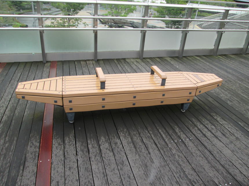 舟形のベンチ