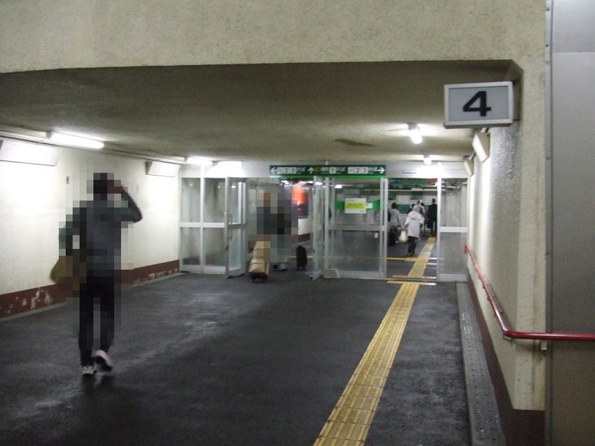 釧路駅　プラットホーム間の地下通路