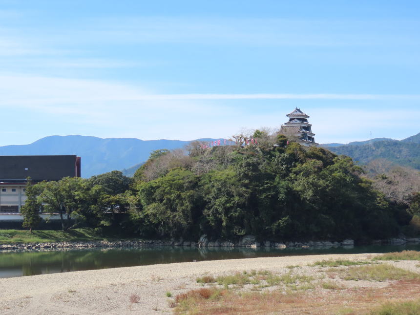肱川橋から見える城