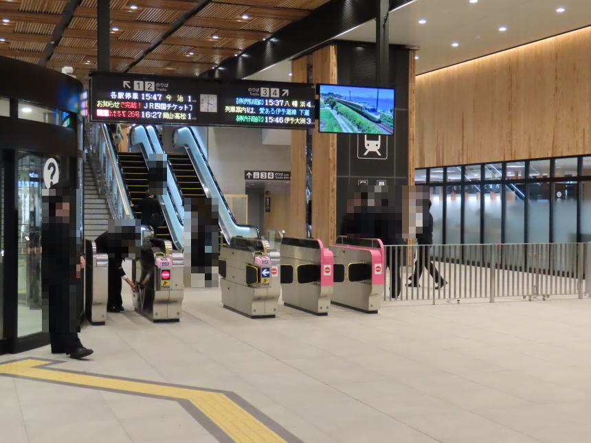 松山駅改札（外側）