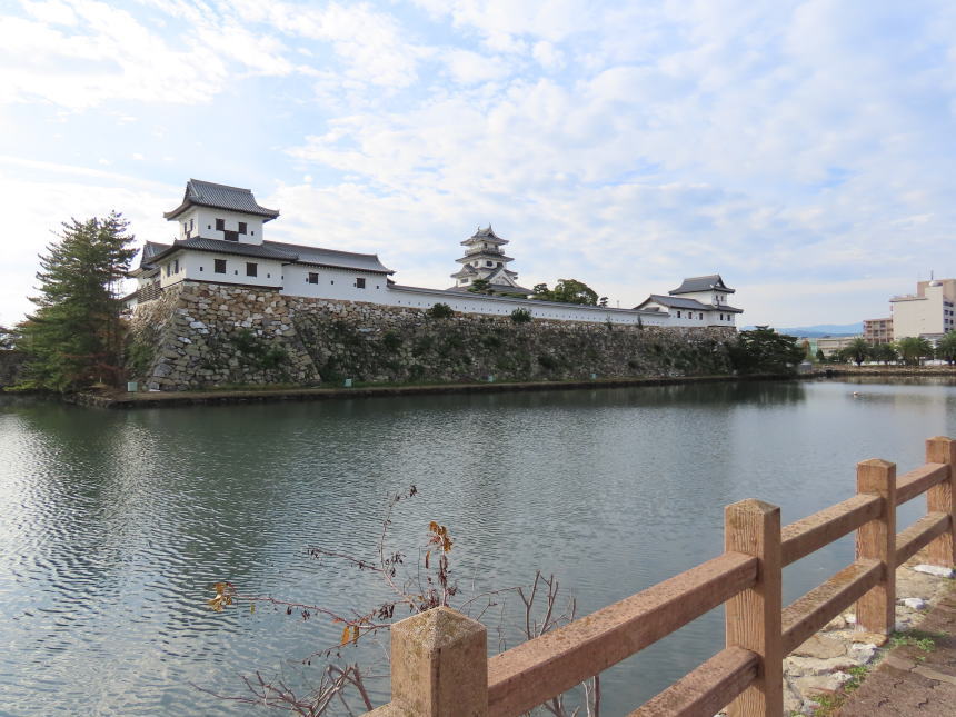 堀沿いの道から見た城