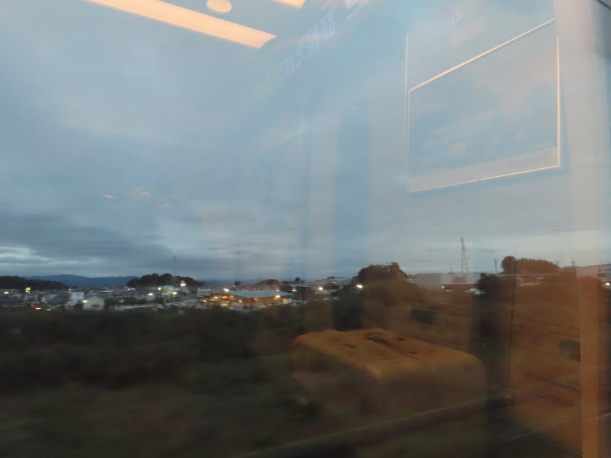 車内が写り込む夕暮れ