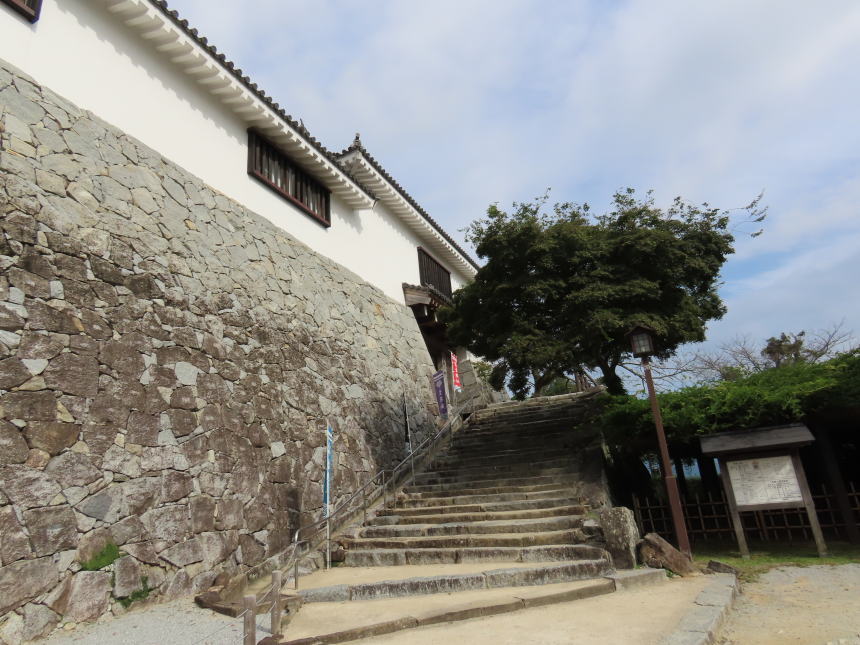 唐津城本丸に上る階段